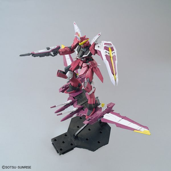 Сборная модель Bandai Justice Gundam MG 1/100 (Mobile Suit Gundam SEED) - Gunpla HS000502 фото