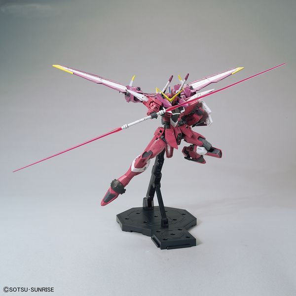 Сборная модель Bandai Justice Gundam MG 1/100 (Mobile Suit Gundam SEED) - Gunpla HS000502 фото