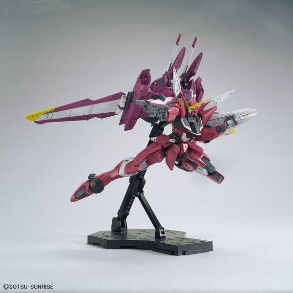 Сборная модель Bandai Justice Gundam MG 1/100 (Mobile Suit Gundam SEED) - Gunpla HS000502 фото