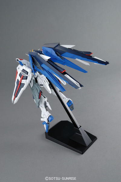 Bandai Freedom Gundam Version 2.0 MG 1/100 - сборная модель (Mobile Suit Gundam SEED), Gunpla HS000511 фото