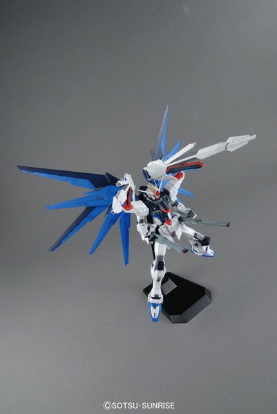 Bandai Freedom Gundam Version 2.0 MG 1/100 - сборная модель (Mobile Suit Gundam SEED), Gunpla HS000511 фото