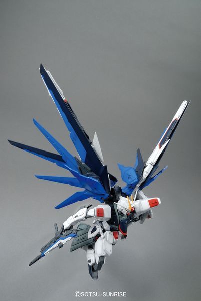 Bandai Freedom Gundam Version 2.0 MG 1/100 - сборная модель (Mobile Suit Gundam SEED), Gunpla HS000511 фото